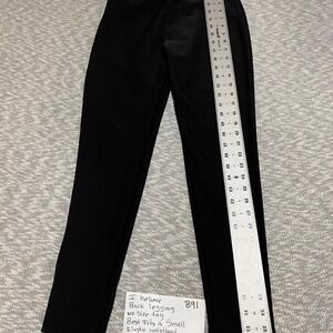 I believe Black leggings no size tag best fits à women S. SKU-B91